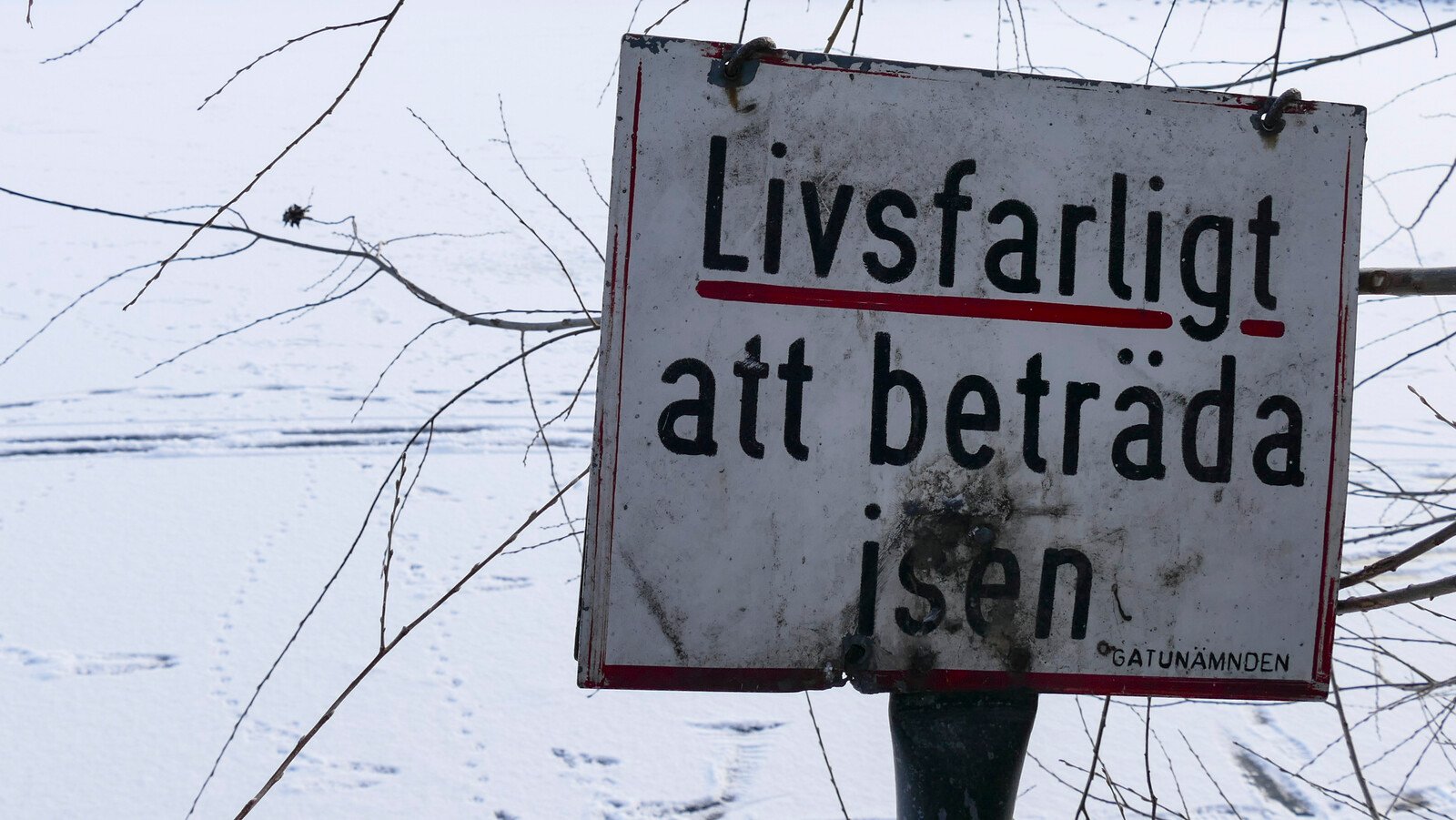 Car through the ice was likely an optical illusion