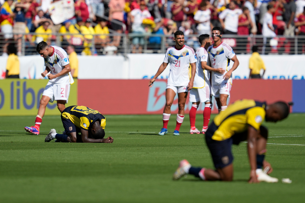 Ecuador fell at the premiere after sending off