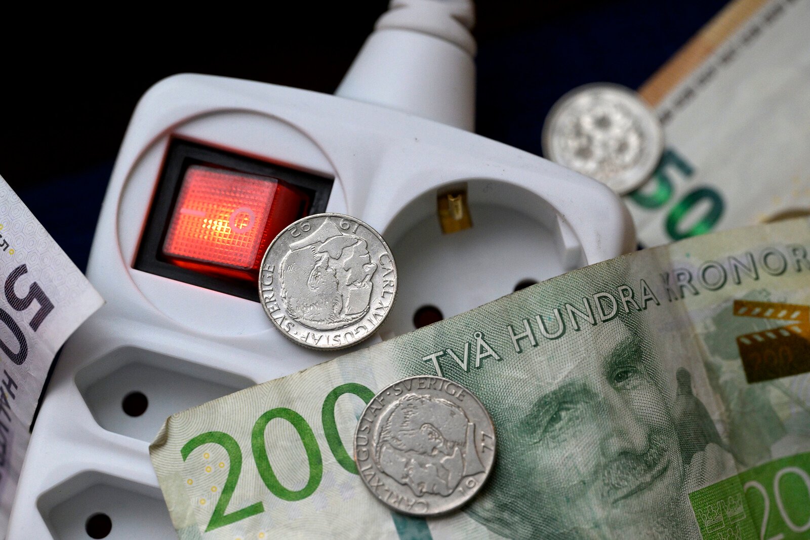 Electricity price drops sharply back