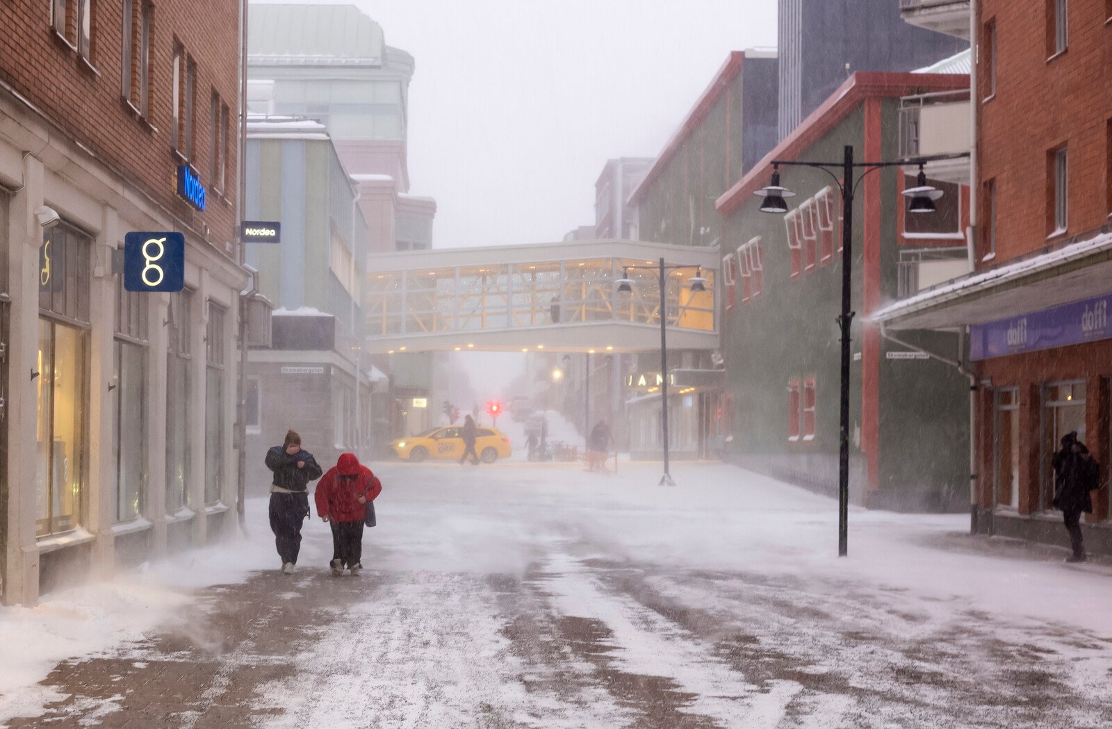 The Swedish Meteorological and Hydrological Institute warns of snow and ice in the morning rush.