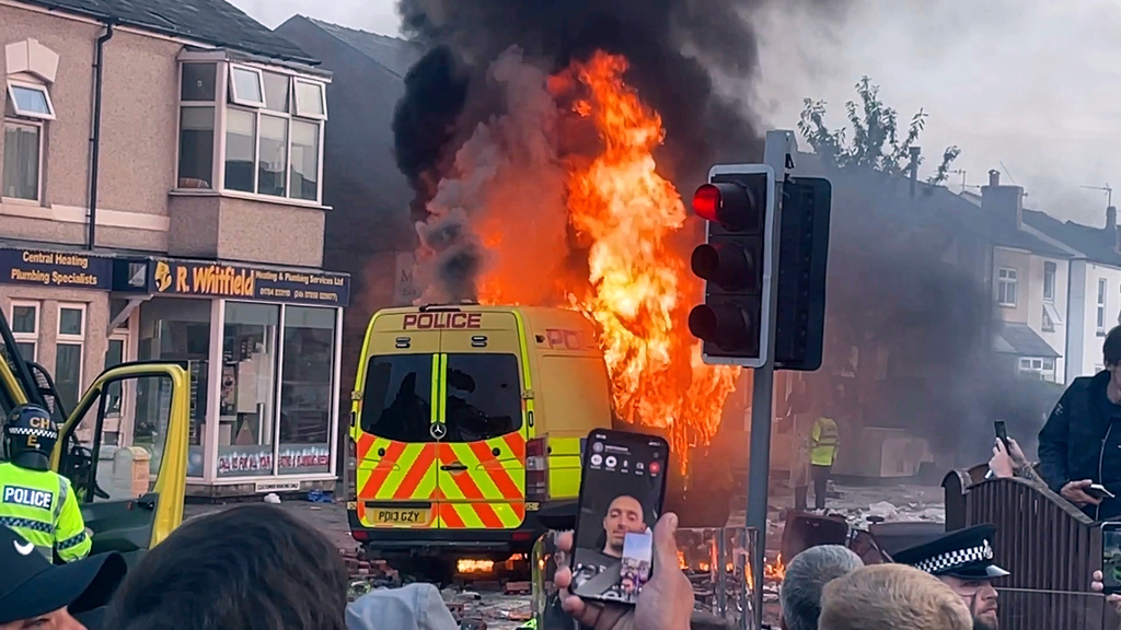 Riots in mourning Southport after the tragedy