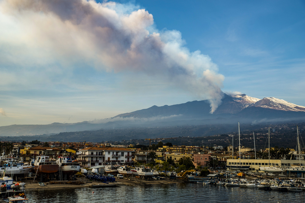 Volcano stops flights to Sicily