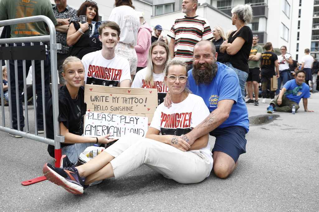 Fans before the concert: "Laughter, tears, and dance"