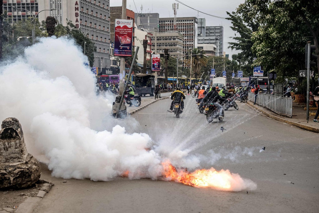 Protests in Kenya – police use tear gas