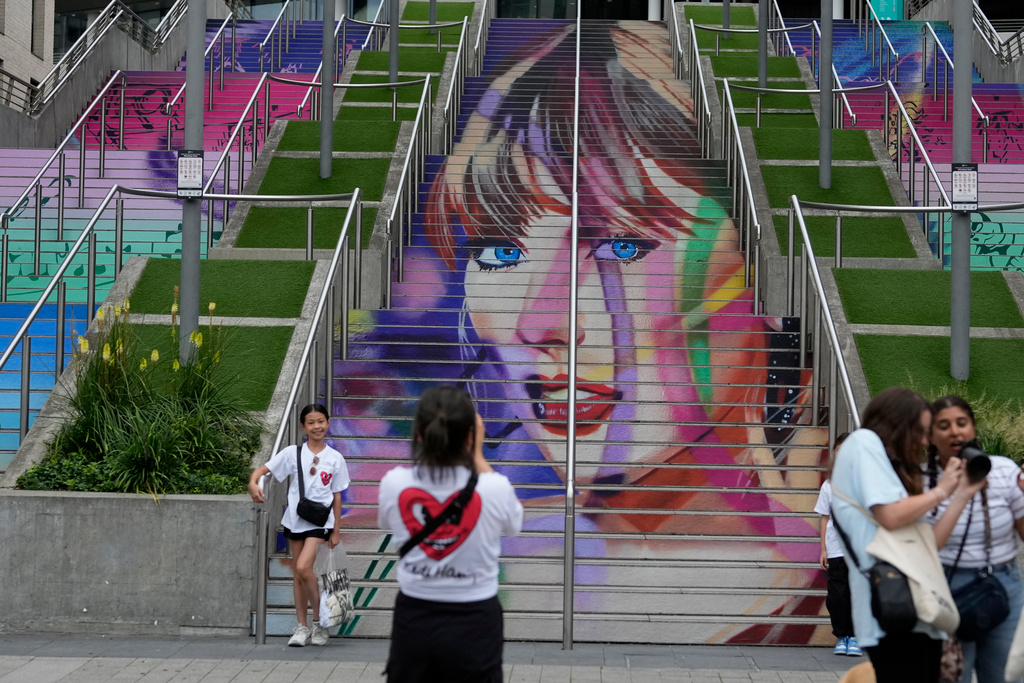 Fans defy fear as Swift plays in London