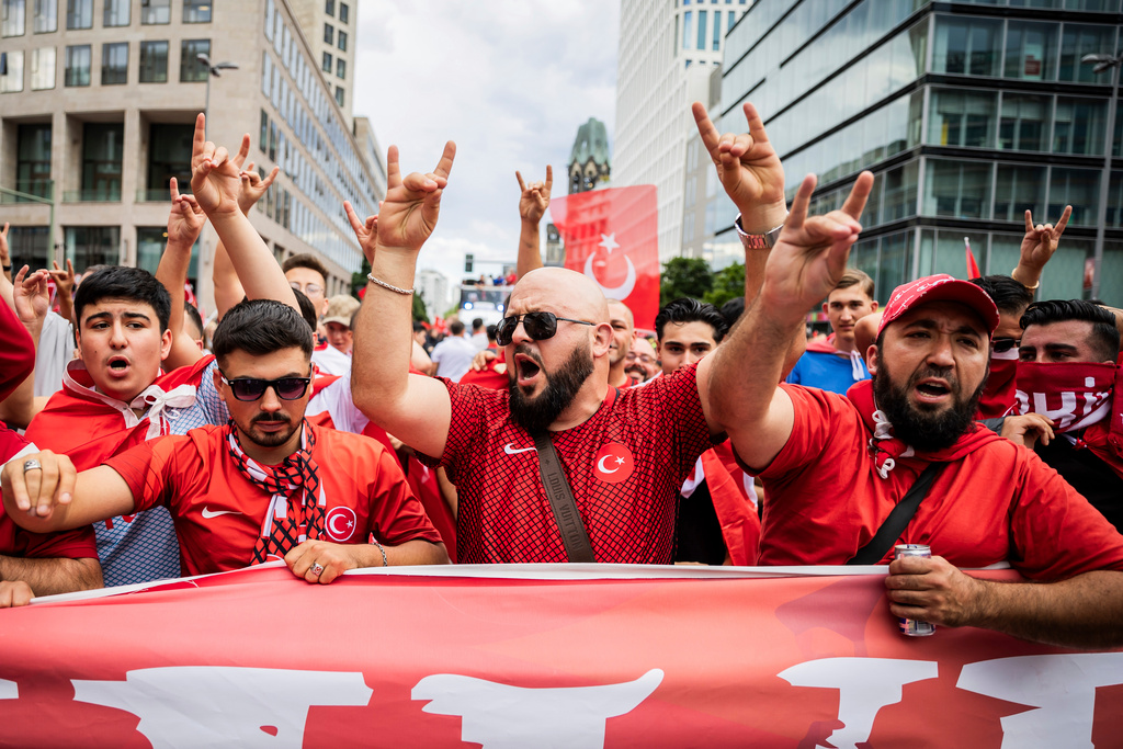 Police stopped supporter march after "wolf gestures"